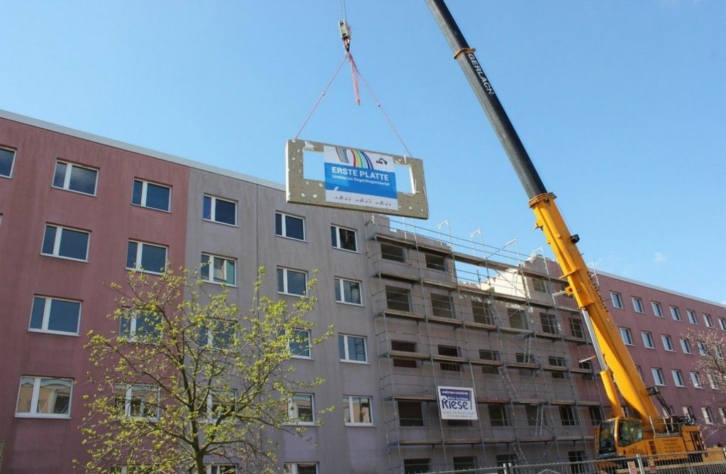 Abriss des Mittelteils. Ein Kran hebt die "erste Platte" runter. Diese wurde zuvor gelöst.