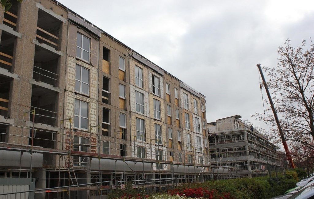 Auch beim 2. Teil des Blockes, der nun einzeln steht wurde die alte Fassade und einige Fenster entfernt.