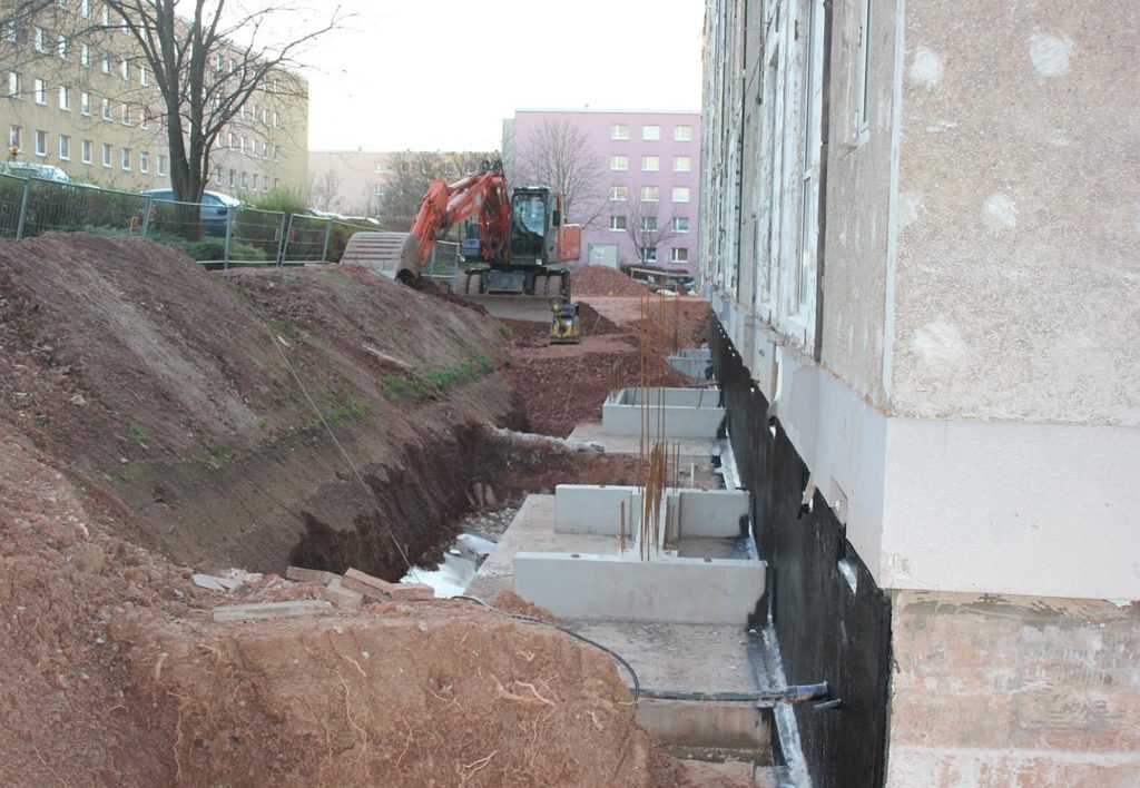vor den neuen Aufgängen wurde Erdreich ausgehoben und alles vorbereitet für die Träger der Brücken, die einen barrierefreien Zugang gewährleisten sollen.