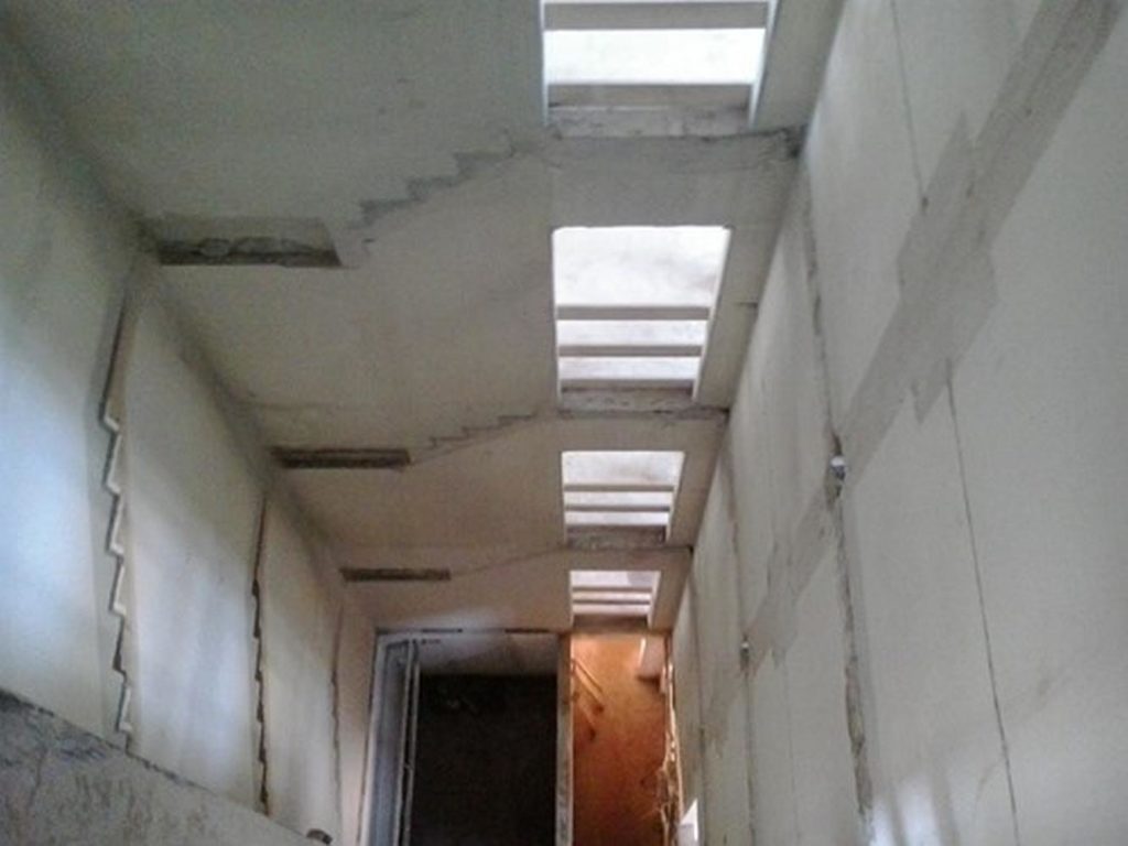 Ein Blick von oben in das Treppenhaus. Die alten Treppen wurden komplett entfernt.